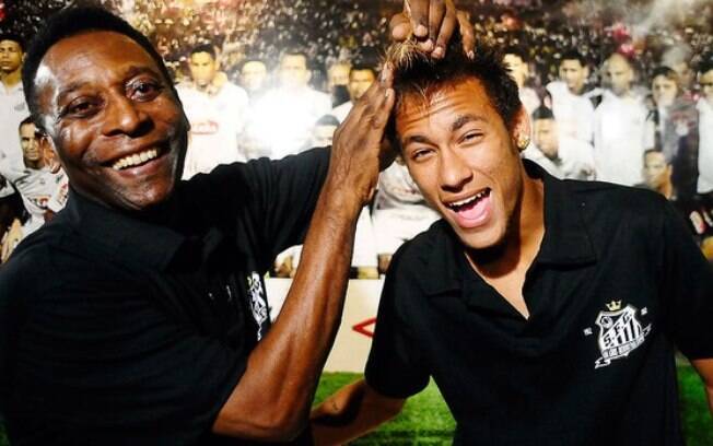 Pelé posa com Neymar quando o craque ainda defendia o Santos