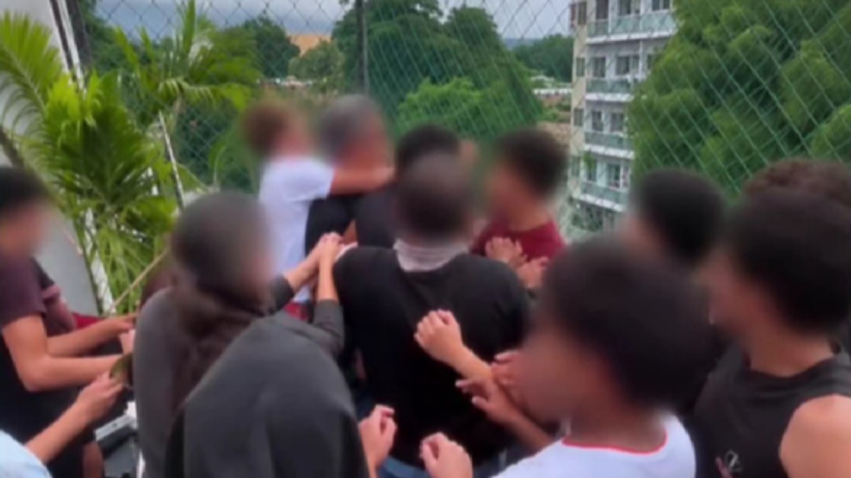 Professor foi cercado e agredido por alunos em Jacarépagua Professor foi cercado e agredido por alunos em Jacarépagua