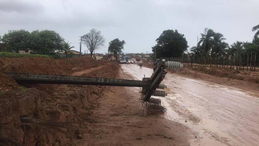 Poste cai e mata pessoas no Maceió