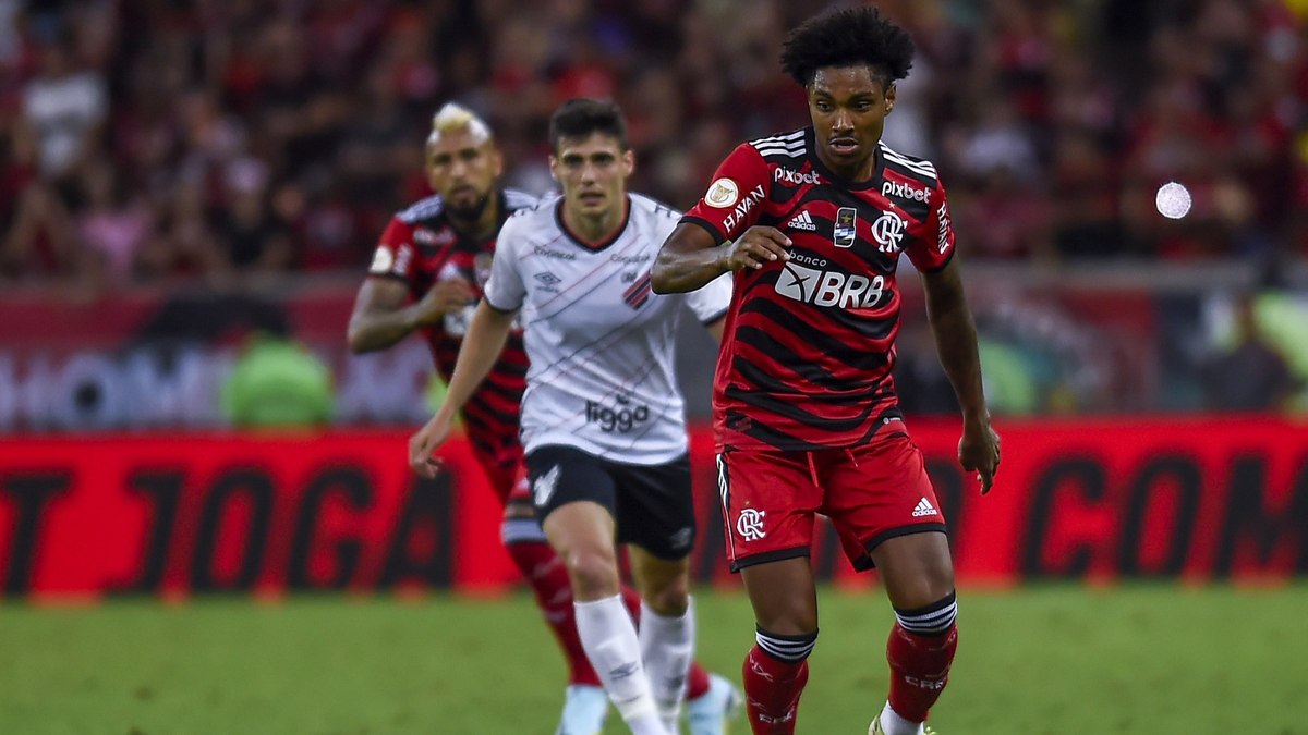 Vitinho 'fura' Corinthians e antecipa anúncio; entenda Vitinho 'fura' Corinthians e antecipa anúncio; entenda