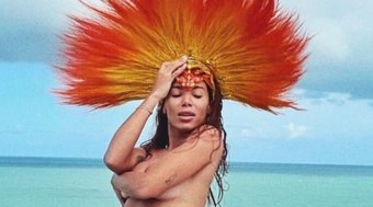 Anitta chama a atenção ao posar nua em varanda de hotel