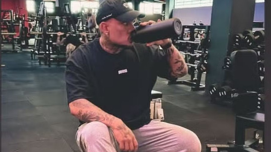 MC Binn rebate cobrança sobre fotos sem camisa