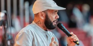Em culto, Daniel Alves diz que foi libertado da prisão por Cristo