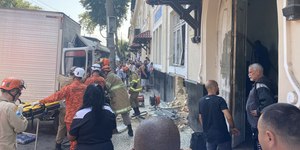 Caminhão bate em muro de São Januário e deixa feridos; entenda