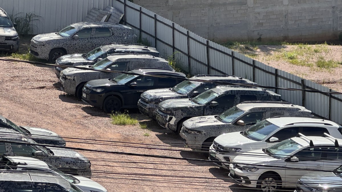 Exclusivo: flagra revela vários Renaults camuflados em garagem