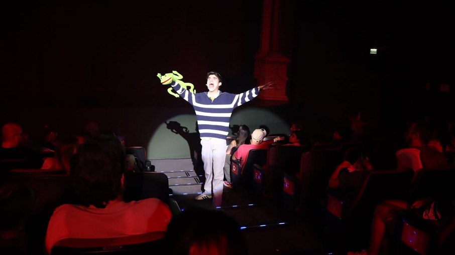 Artista realiza apresentação junto à plateia