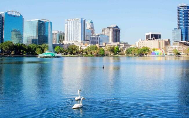 Lake Eola fica no centro de Orlando e é frequentado por locais para piqueniques, corridas, caminhadas e mais atividades ao ar livre Lake Eola fica no centro de Orlando e é frequentado por locais para piqueniques, corridas, caminhadas e mais atividades ao ar livre