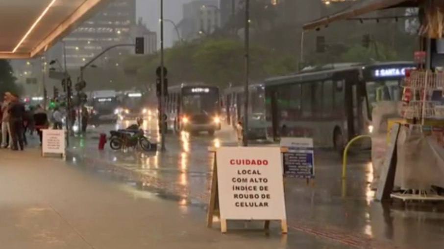 Placa na Avenida Brigadeiro Faria Lima alerta para 