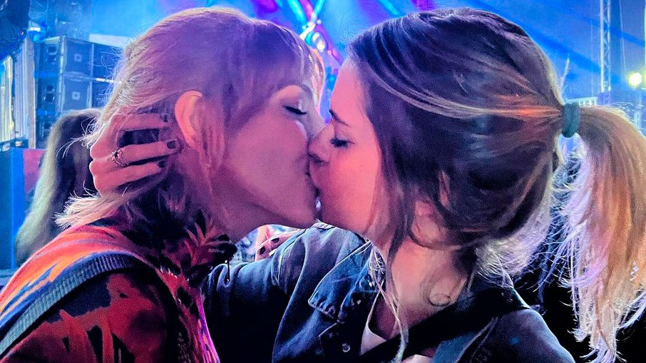 Titi Müller ganha um beijo da namorada, Lívia Lobato