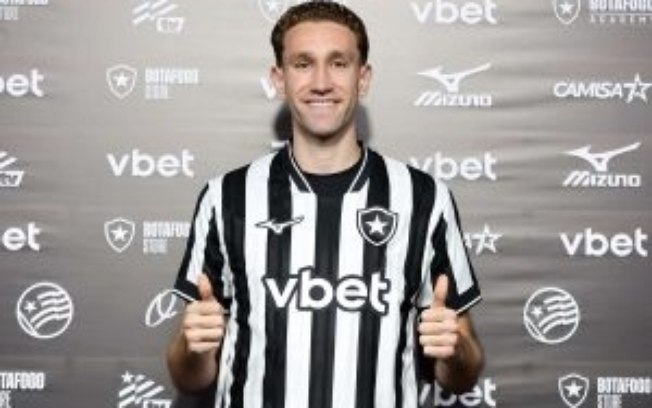 Vitinho em ação pelo Botafogo diante do Vasco