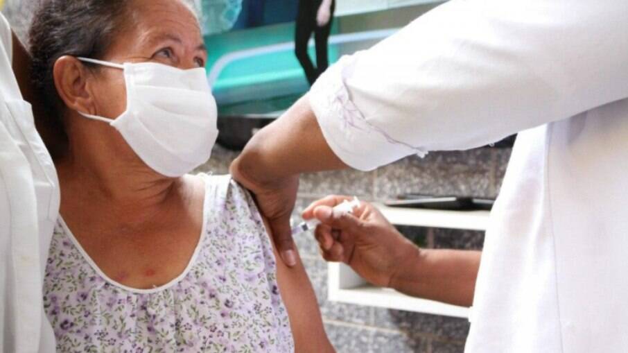 Vacinação de idosos no Rio de Janeiro