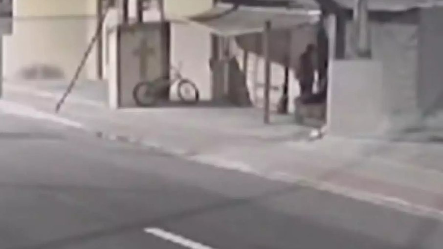 Ação criminosa foi flagrada por uma câmera de videomonitoramento Ação criminosa foi flagrada por uma câmera de videomonitoramento