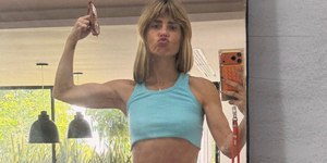 De shortinho, Carolina Dieckmmann exibe músculos na academia