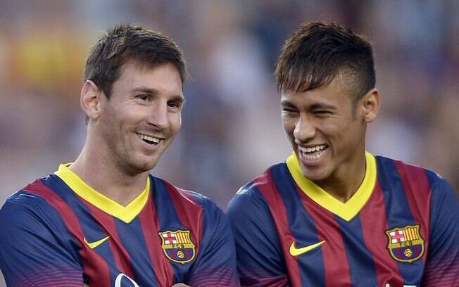 Messi e Neymar posam em apresentação do elenco do Barcelona para torcida antes de jogo contra o Santos. Foto: AP