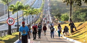 Nesta rodovia de Goiás milhões deixam os carros para caminhar