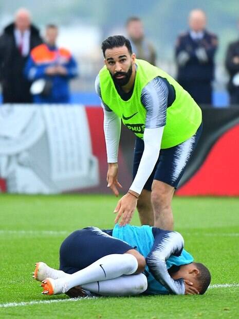 Atacante da seleção da França Kylian Mbappé deixou o gramado do centro de treinamento de Istra após uma dividida com o zagueiro Rami