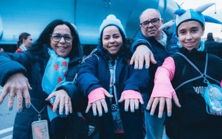 Torcedores do Celta de Vigo pintam as unhas para jogo; entenda