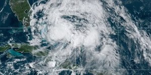 Furacão Isaías atinge sul dos EUA com ventos de 170 km/h
