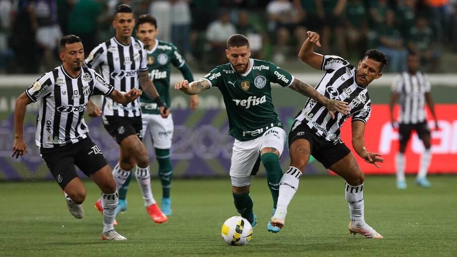 O palmeirense Zé Rafael cercado na disputa de bola com o Ceará O palmeirense Zé Rafael cercado na disputa de bola com o Ceará