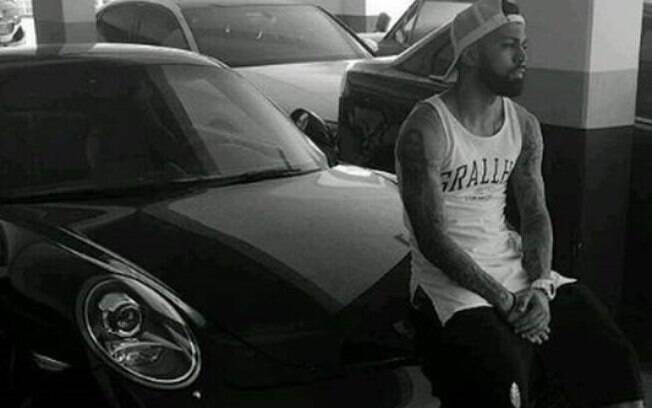 Gabigol posa ao lado de seu 911 Carrera em foto no Instagram; atacante ganha mais de R$ 1 milhão por mês