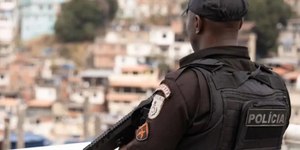 MP denuncia 10 PMs por invasão e uso irregular de câmeras na Maré