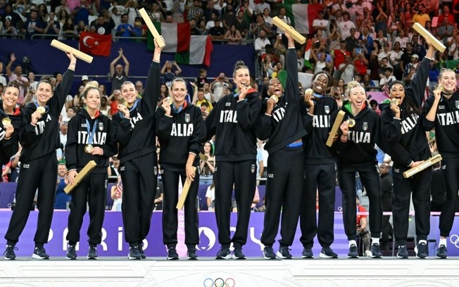 Jogadoras da Itália comemoram no pódio a conquista da medalha de ouro no vôlei feminino dos Jogos Olímpicos de Paris