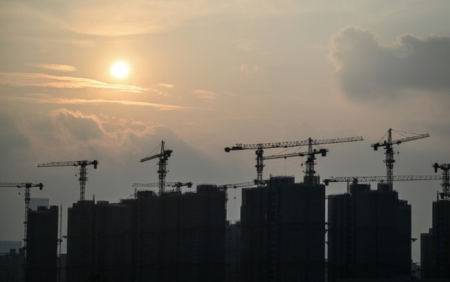 Vários edifícios em construção ao entardecer de 6 de setembro de 2024 na cidade chinesa de Xangai