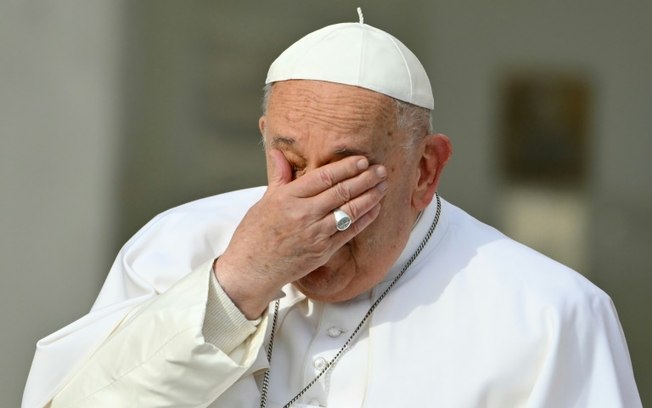 Papa Francisco gesticula durante audiência geral na Praça de São Pedro, no Vaticano, em 8 de maio de 2024