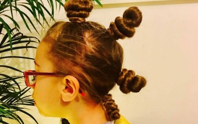 O pai conta que aprendeu a fazer os penteados na filha para que ela pudesse ir para a escola com adereços divertidos