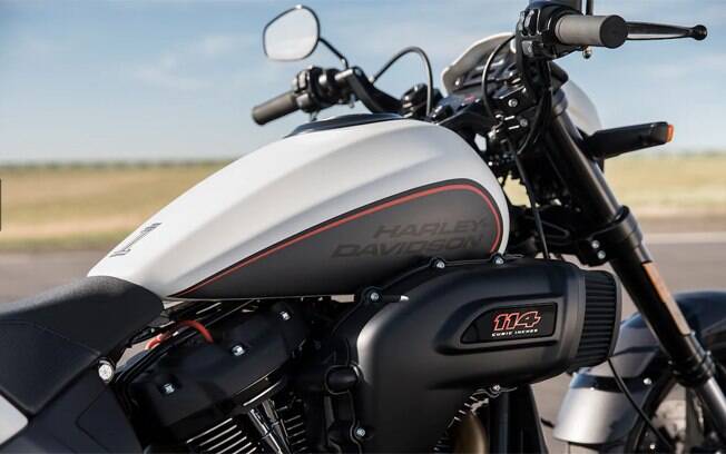 Caixa do filtro de ar de grande capacidade na Harley-Davidson FXDR, cujo preço parte de R$ 82.200