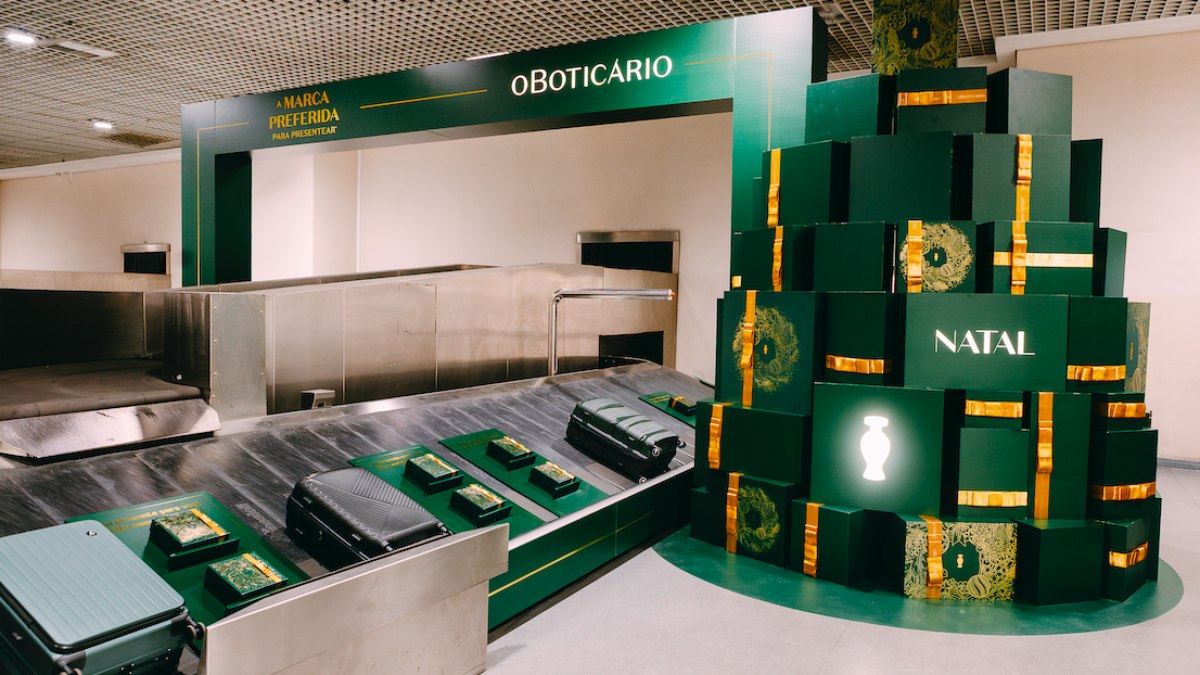 O Boticário distribuiu mais de 6 mil presentes para todos aqueles que passaram pelas esteiras do desembarque nos aeroportos de Guarulhos, Curitiba e Medellín O Boticário distribuiu mais de 6 mil presentes para todos aqueles que passaram pelas esteiras do desembarque nos aeroportos de Guarulhos, Curitiba e Medellín