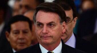 Bolsonaro pede calma aos servidores e critica cortes