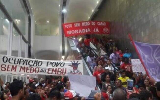 Integrantes do Movimento dos Trabalhadores Sem Teto (MTST) ocuparam o hall de entrada e a escada rolante da CDHU