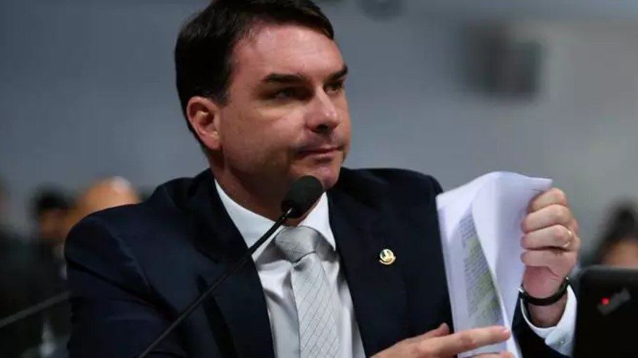 Senador Flávio Bolsonaro é alvo de investigação do Ministério Público do Rio de Janeiro