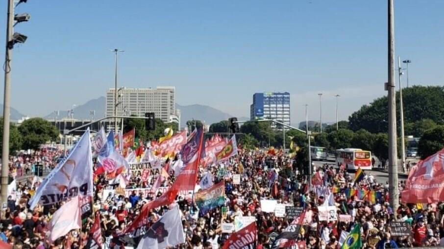 Fora Bolsonaro no Rio de Janeiro é marcado por muitas cores, bandeiras do Brasil e do orgulho LGBTQIAP+