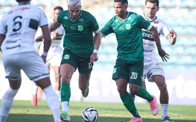 Maringá (de branco) vai atpe Fortaleza e vence o Floresta, pela Série C do Brasileiro Maringá (de branco) vai atpe Fortaleza e vence o Floresta, pela Série C do Brasileiro