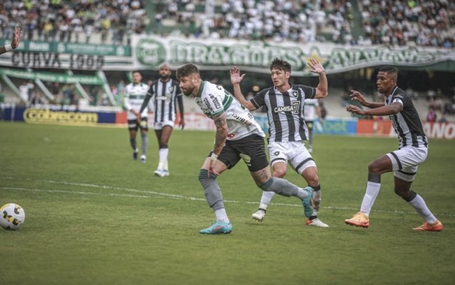 Com golaço de Igor Paixão, Coritiba vence o Botafogo e entra no G4 do Campeonato Brasileiro