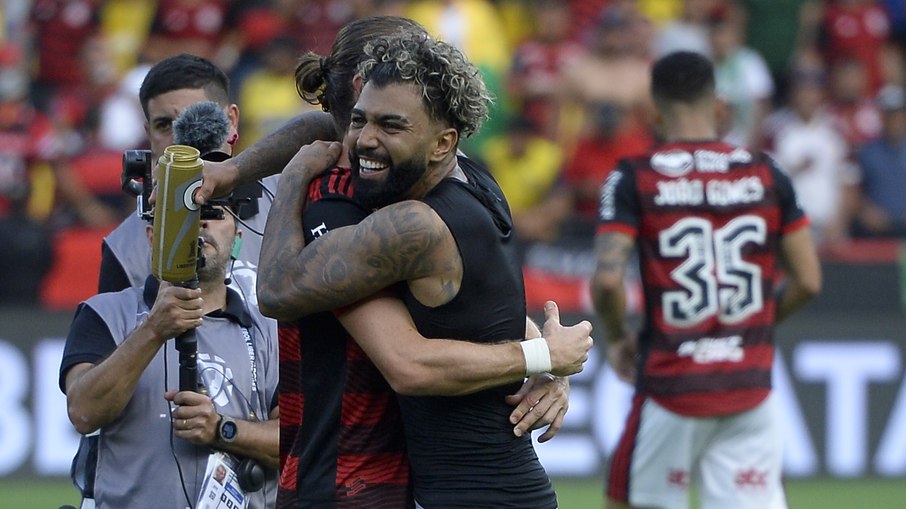 Filipe Luís abraça Gabigol em título da Libertadores de 2022