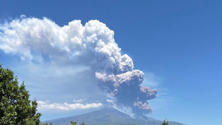 Vulc%C3%A3o%20Etna%20entra%20em%20erup%C3%A7%C3%A3o%20na%20It%C3%A1lia%20e%20assusta%20turistas