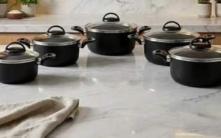 Conjunto de 5 panelas vira achado de cozinha por R$ 199