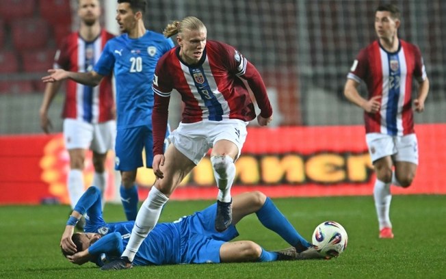O atacante norueguês Erling Haaland disputa a bola no jogo entre Israel e Noruega nas Eliminatórias para a Copa do Mundo de 2026, em Debrecen, na Hungria, em 25 de março de 2025. O atacante norueguês Erling Haaland disputa a bola no jogo entre Israel e Noruega nas Eliminatórias para a Copa do Mundo de 2026, em Debrecen, na Hungria, em 25 de março de 2025.