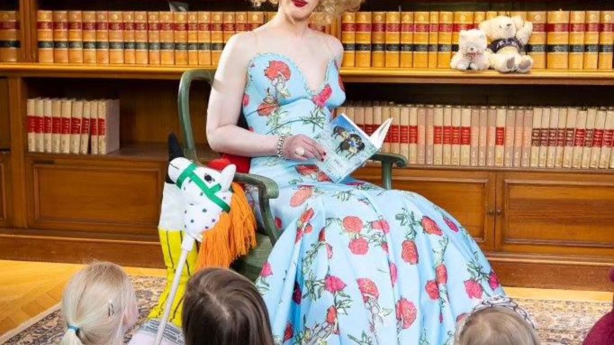 Jan Jönsson como drag queen durante leitura para crianças 