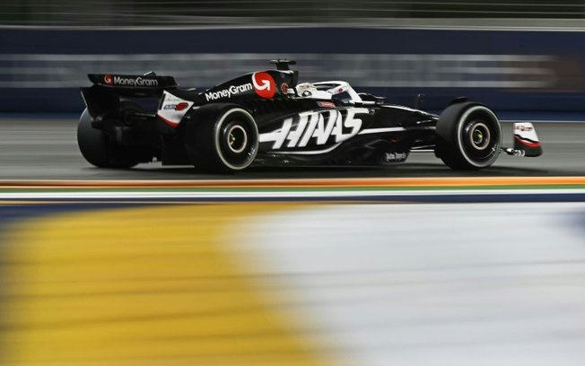 Carro da equipe Haas pilotado pelo dinamarquês Kevin Magnussen, durante o último Grande Prêmio de F1 de Singapura, em 22 de setembro de 2024, no circuito de Marina Bay