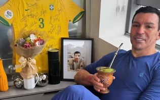 Lúcio deixa hospital e comemora volta para casa com chimarrão