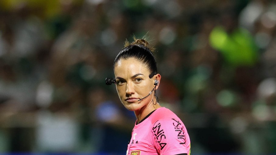 Daiane Muniz foi a árbitra de Palmeiras x São Paulo na semifinal do Paulistão 2026 Daiane Muniz foi a árbitra de Palmeiras x São Paulo na semifinal do Paulistão 2026