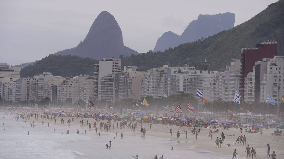 A decisão de permitir a permanência na praia, o aluguel de cadeiras e guarda-sóis e a venda de bebidas alcoólicas pelos ambulantes foi tomada na última terça-feira