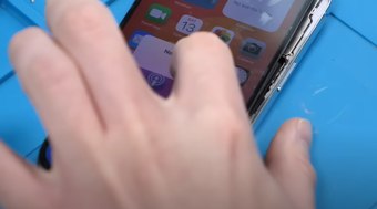 Youtuber%20monta%20iPhone%20usando%20apenas%20pe%C3%A7as%20do%20AliExpress