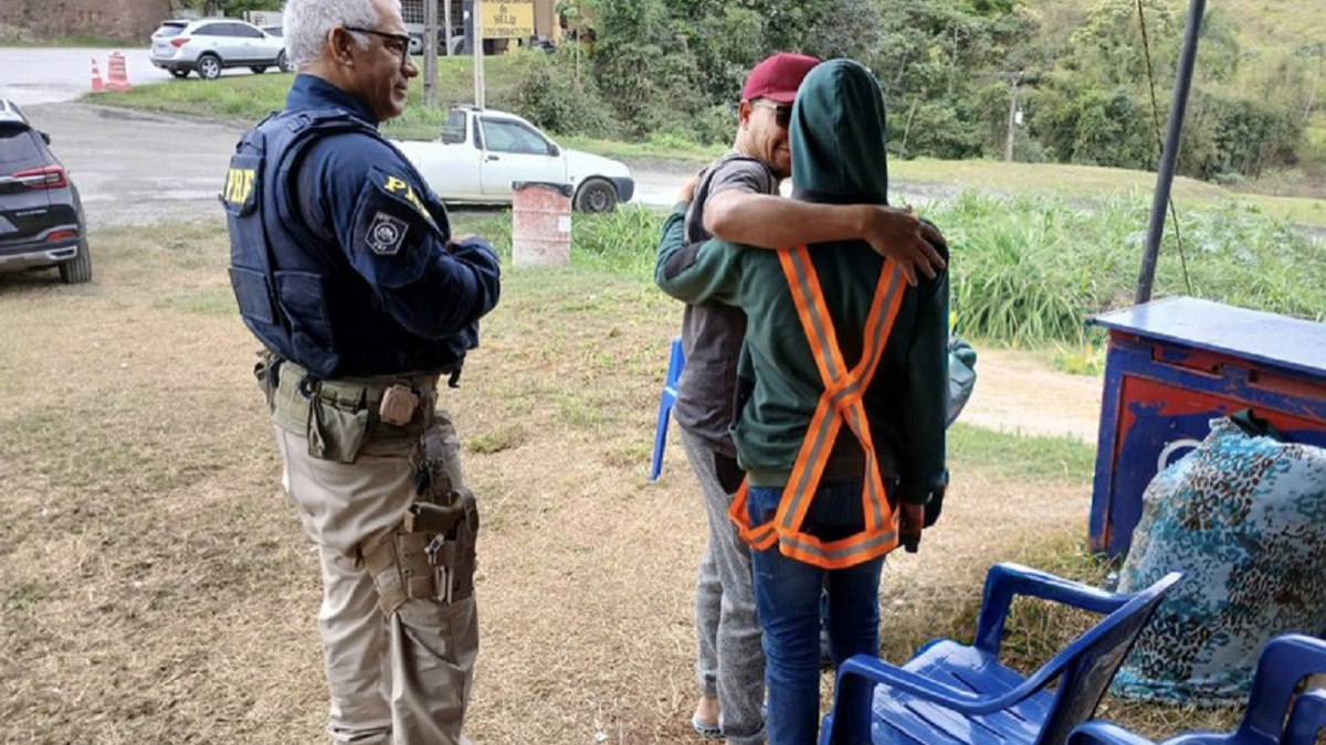 O homem, que procurava o filho em estado de preocupação, foi rapidamente informado O homem, que procurava o filho em estado de preocupação, foi rapidamente informado