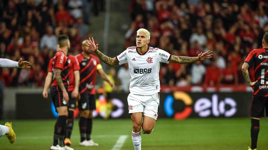 Pedro marca golaço, Flamengo bate Athletico e avança na Copa do Brasil