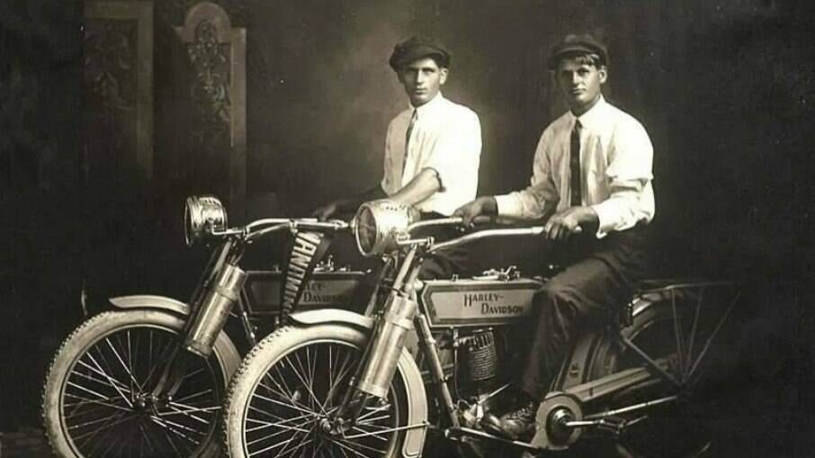 William Harley e Arthur Davidson, com suas motocicletas Harley-Davidson